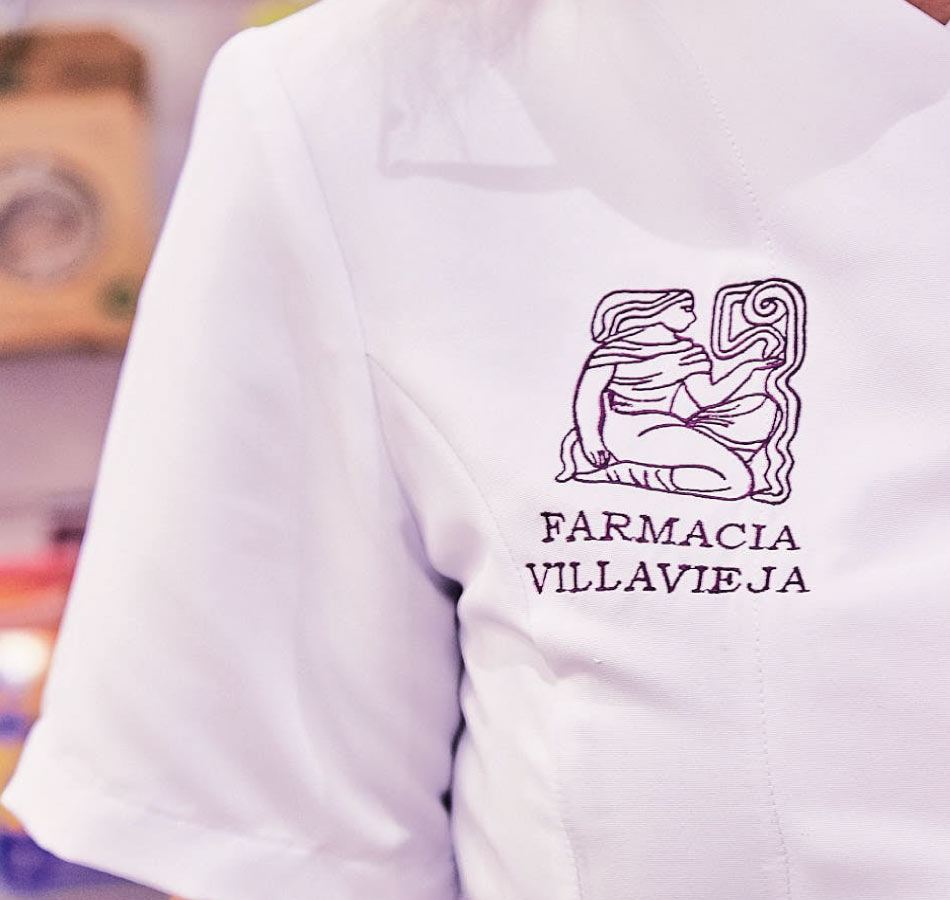 Farmecéutico mostrando el uniforme de farmacia de la Farmacia Villavieja